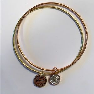 Set of bangles: gold tone and rose gold tone